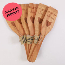 Spatule gravée en bois de cerisier Mamie Chérie