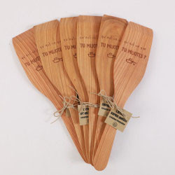 Spatule gravée en bois de cerisier "qu'est ce que tu mijotes ?"