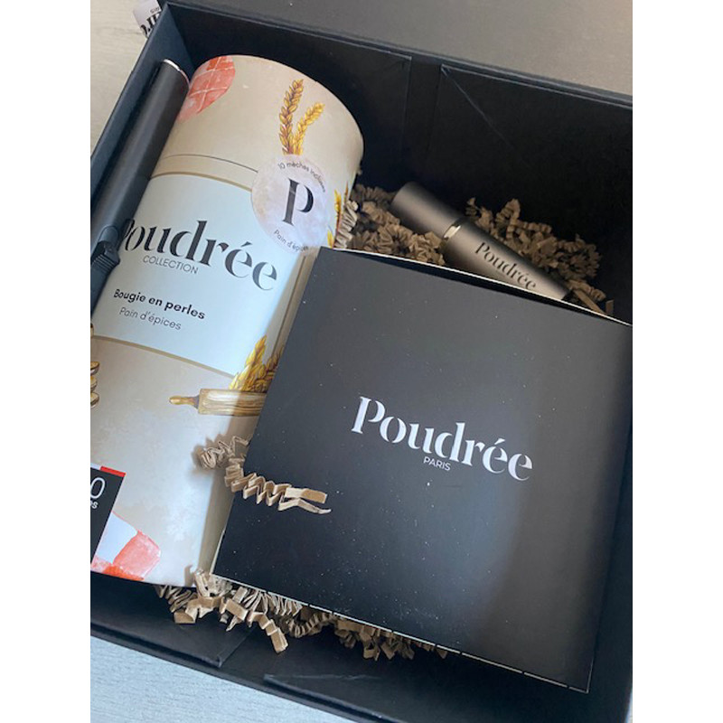 Coffret Noël 2025 POUDREE : bougie, contenant, briquet et un cadeau